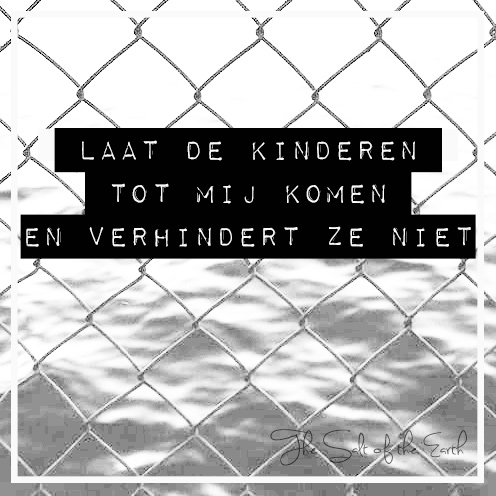 foto hek met tekst laat de kinderen tot Mij komen en verhindert ze niet